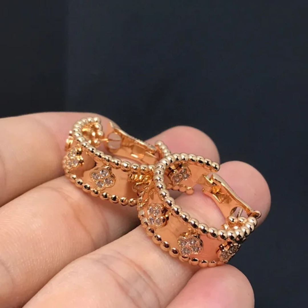 Clover Huggies Earrings Etereo