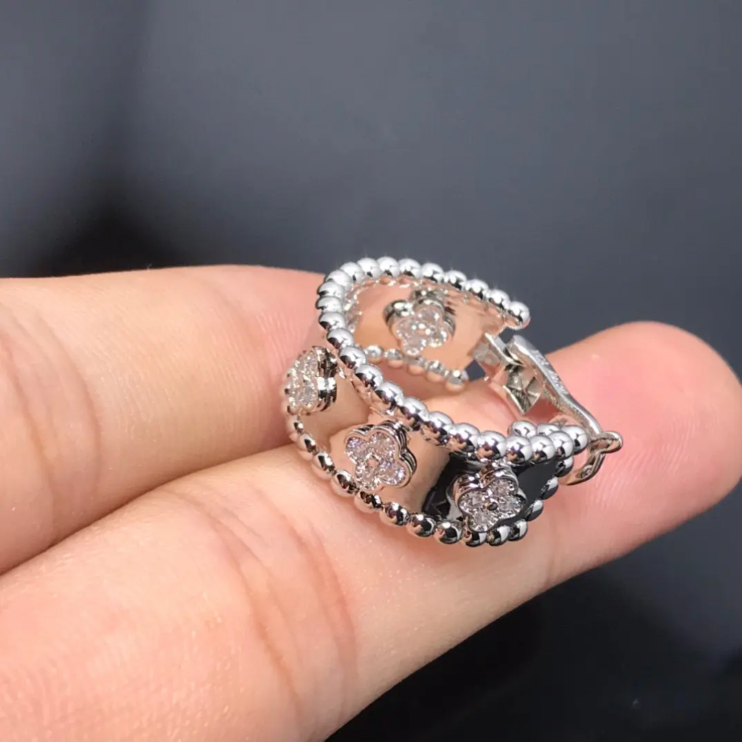 Clover Huggies Earrings Etereo