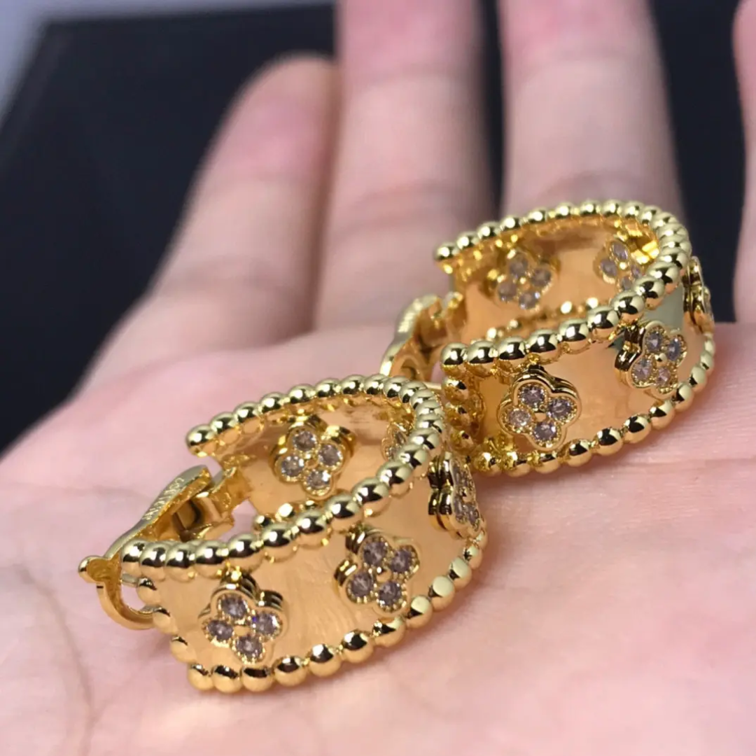 Clover Huggies Earrings Etereo