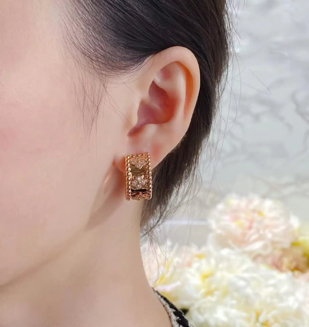 Clover Huggies Earrings Etereo