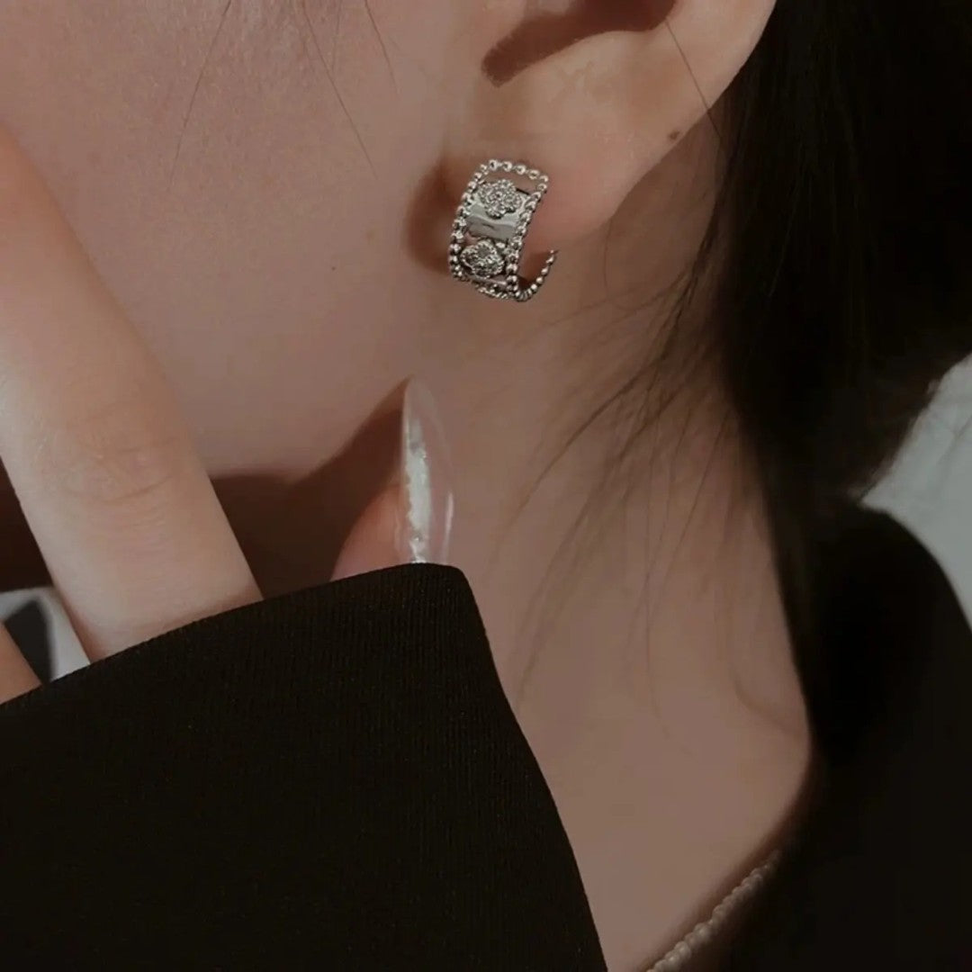 Clover Huggies Earrings Etereo