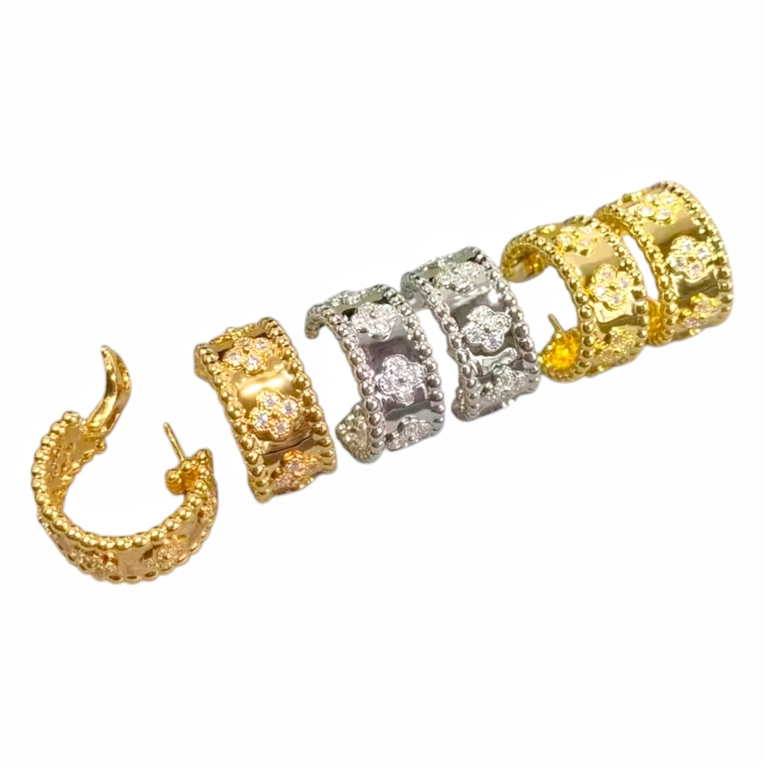 Clover Huggies Earrings Etereo