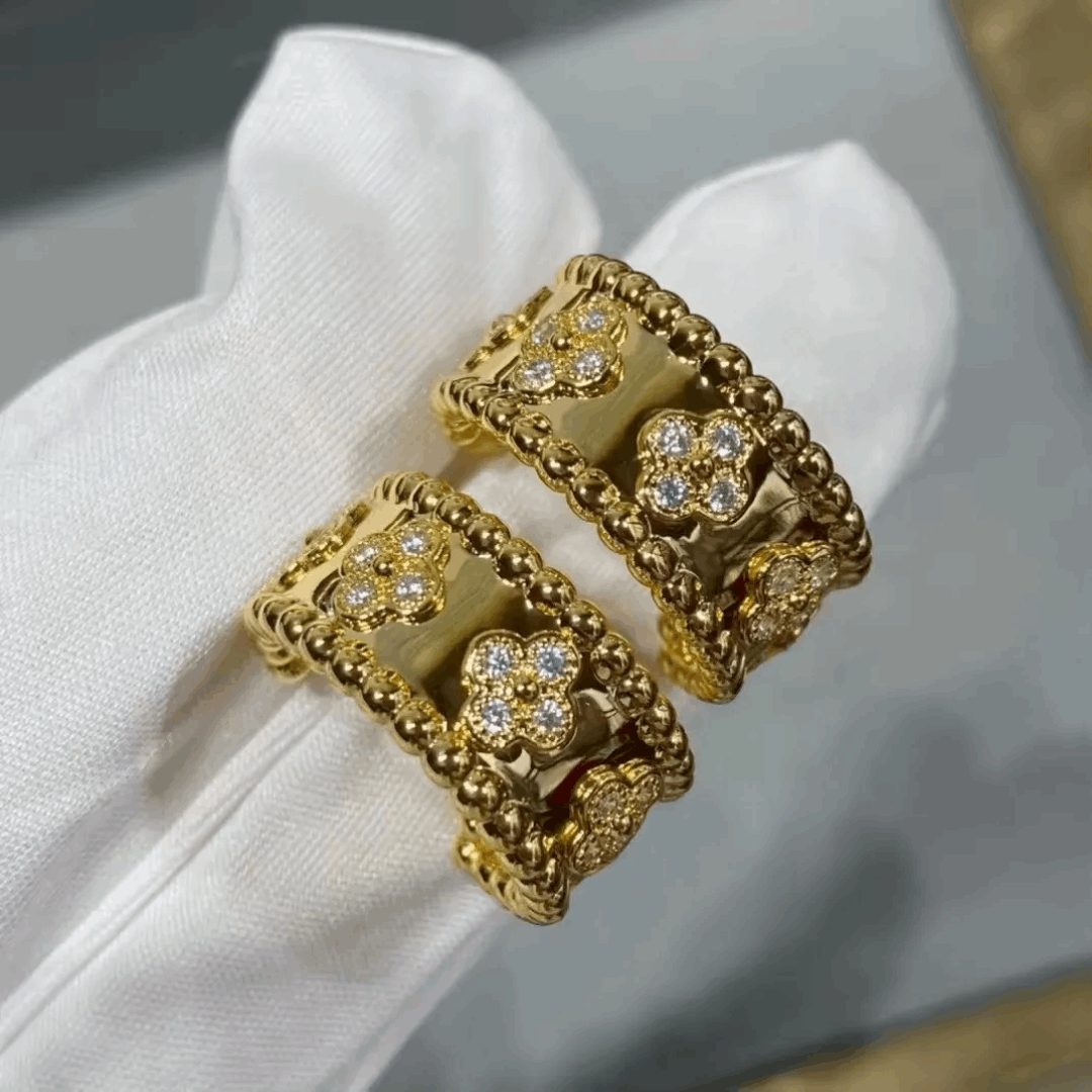 Clover Huggies Earrings Etereo Gold